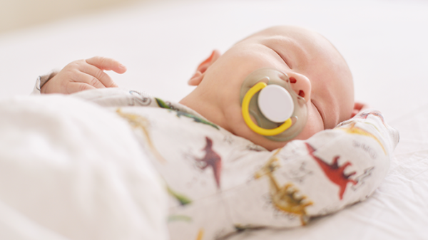 Baby som ligger og sover Baby som ligger og sover
